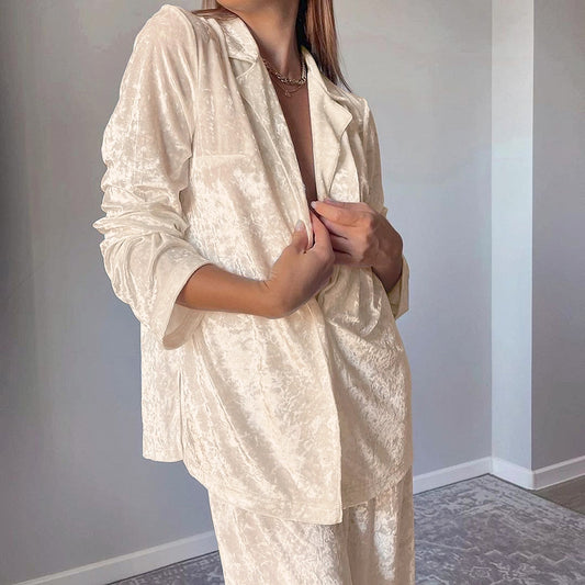 A two-piece set of warm and comfortable long-sleeved, long-sleeved and long-sleeved pajamas for women in autumn and winter